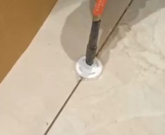沈北新瓷砖空鼓维修公司专业解答瓷砖在铺贴过程中，如果没有涂抹均匀到位的粘结材料（如水泥砂浆或瓷砖胶），可能会导致以下问题