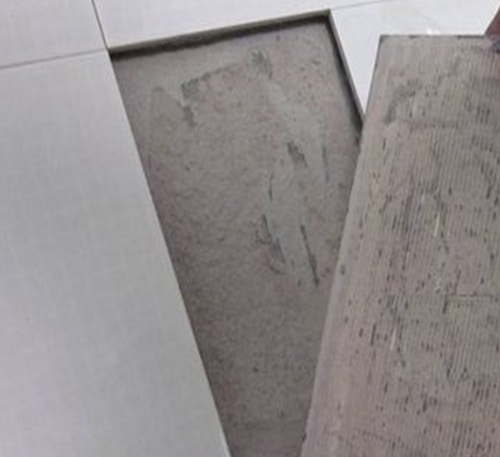 沈北新瓷砖空鼓维修公司分享瓷砖铺贴时如果打浆（即涂抹在瓷砖背面和基层上的砂浆或瓷砖胶）过少，会带来以下问题